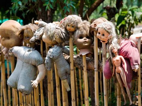 “Isla de las Muñecas”: A Mysterious Tale of Lost Souls and Forgotten Childhoods!